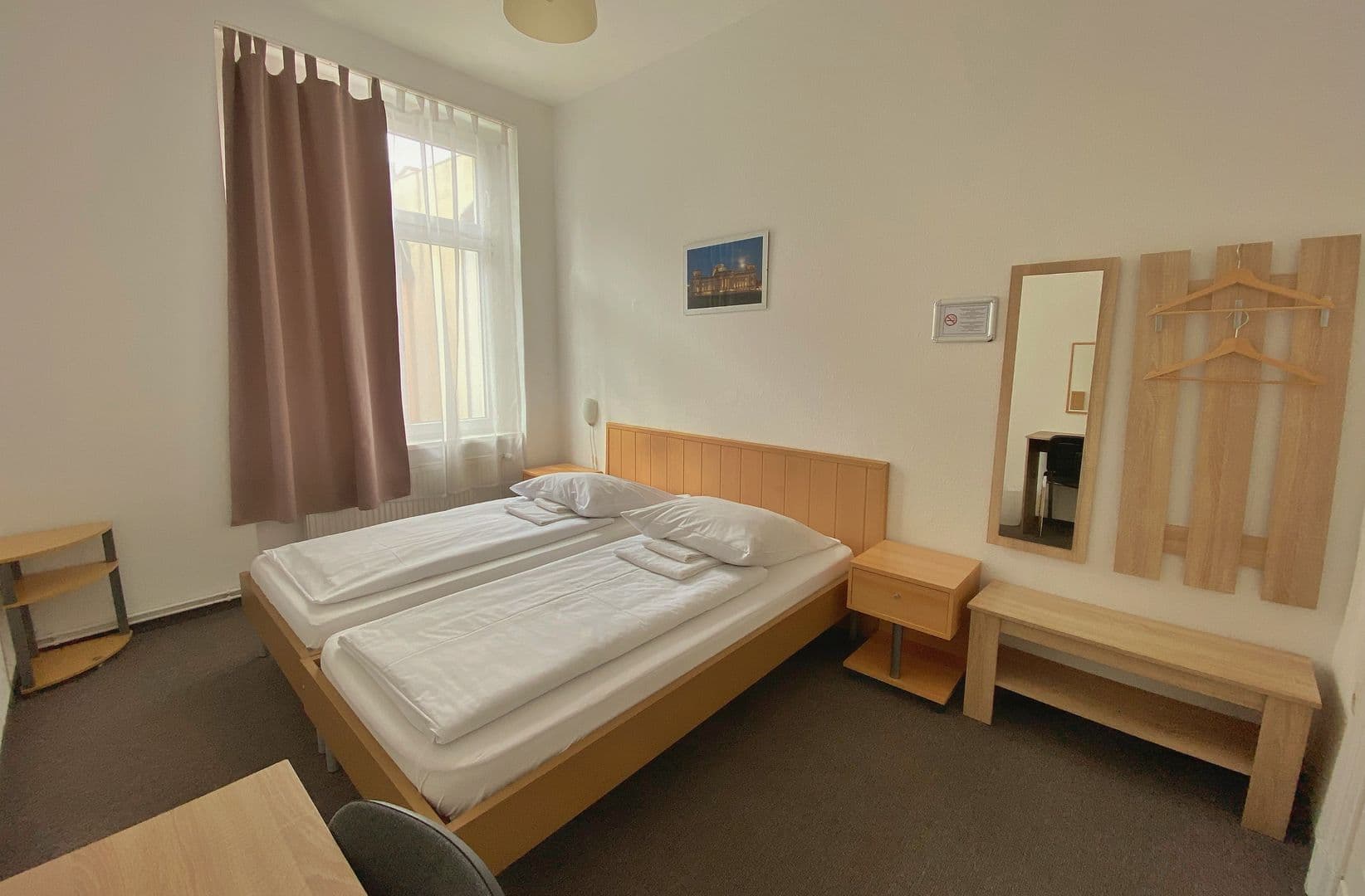 Doppelzimmer Economy mit Doppelbett, Garderobe und Spiegel