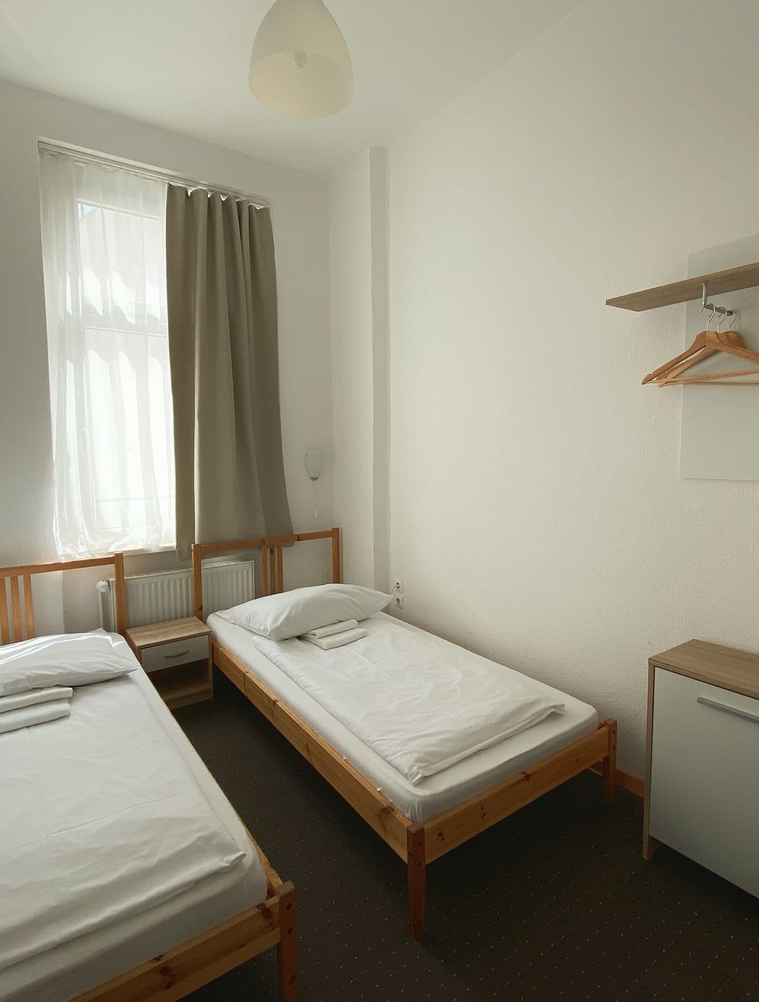 Doppelzimmer Economy mit Einzelbetten und Kommode