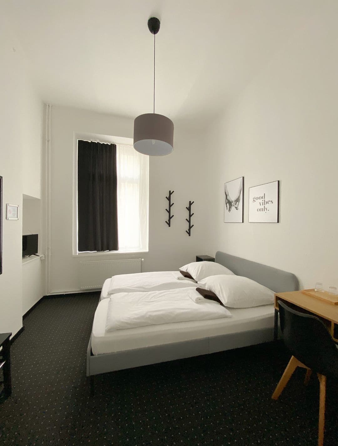 Doppelzimmer Standard mit Doppelbett, Schreibtisch und Fenster