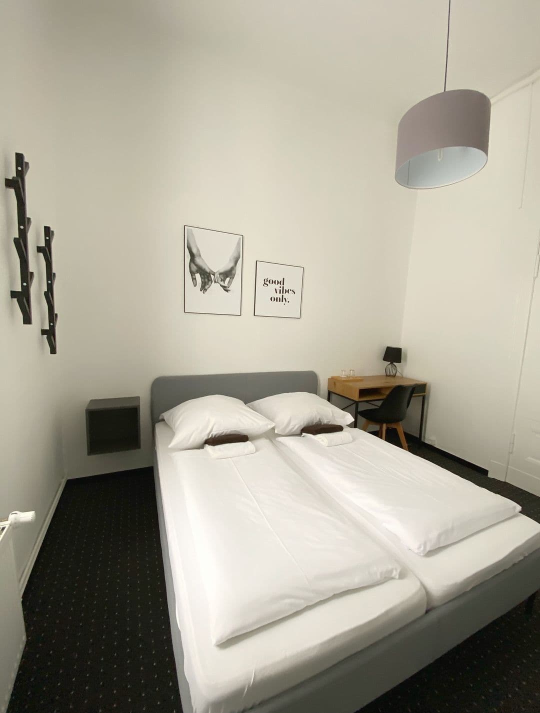 Doppelbett im Doppelzimmer Standard mit Nachttischen