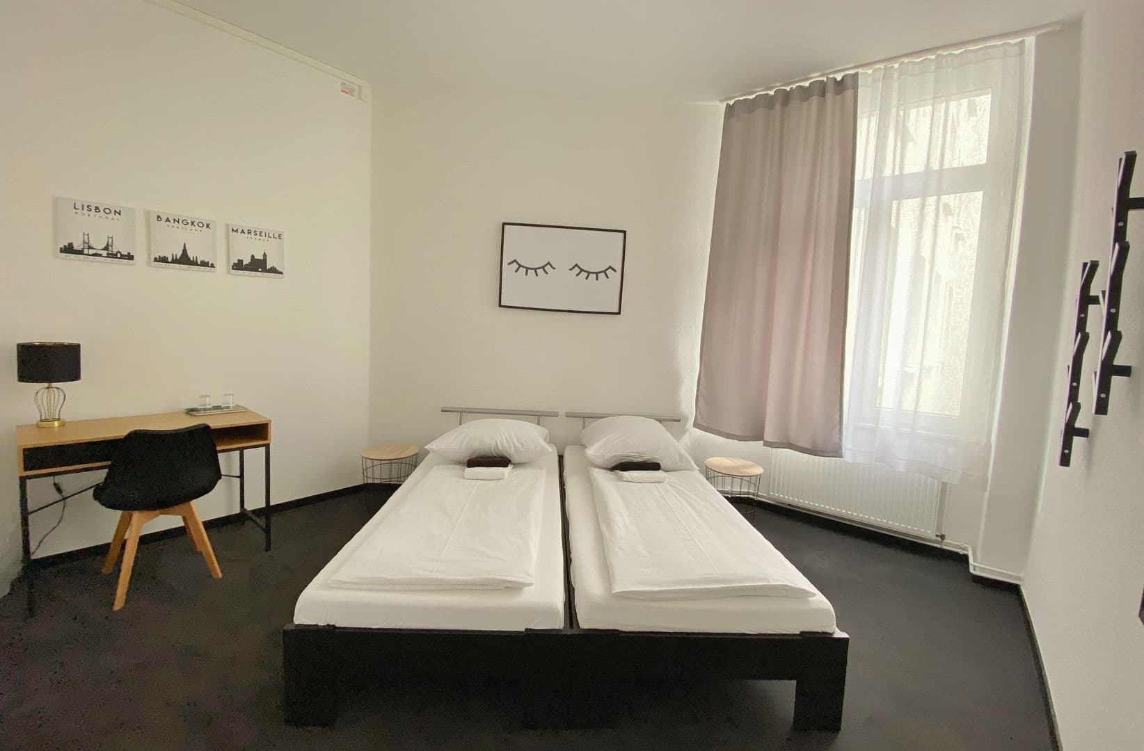 Doppelzimmer Standard mit Doppelbett, Schreibtisch und Wandbildern