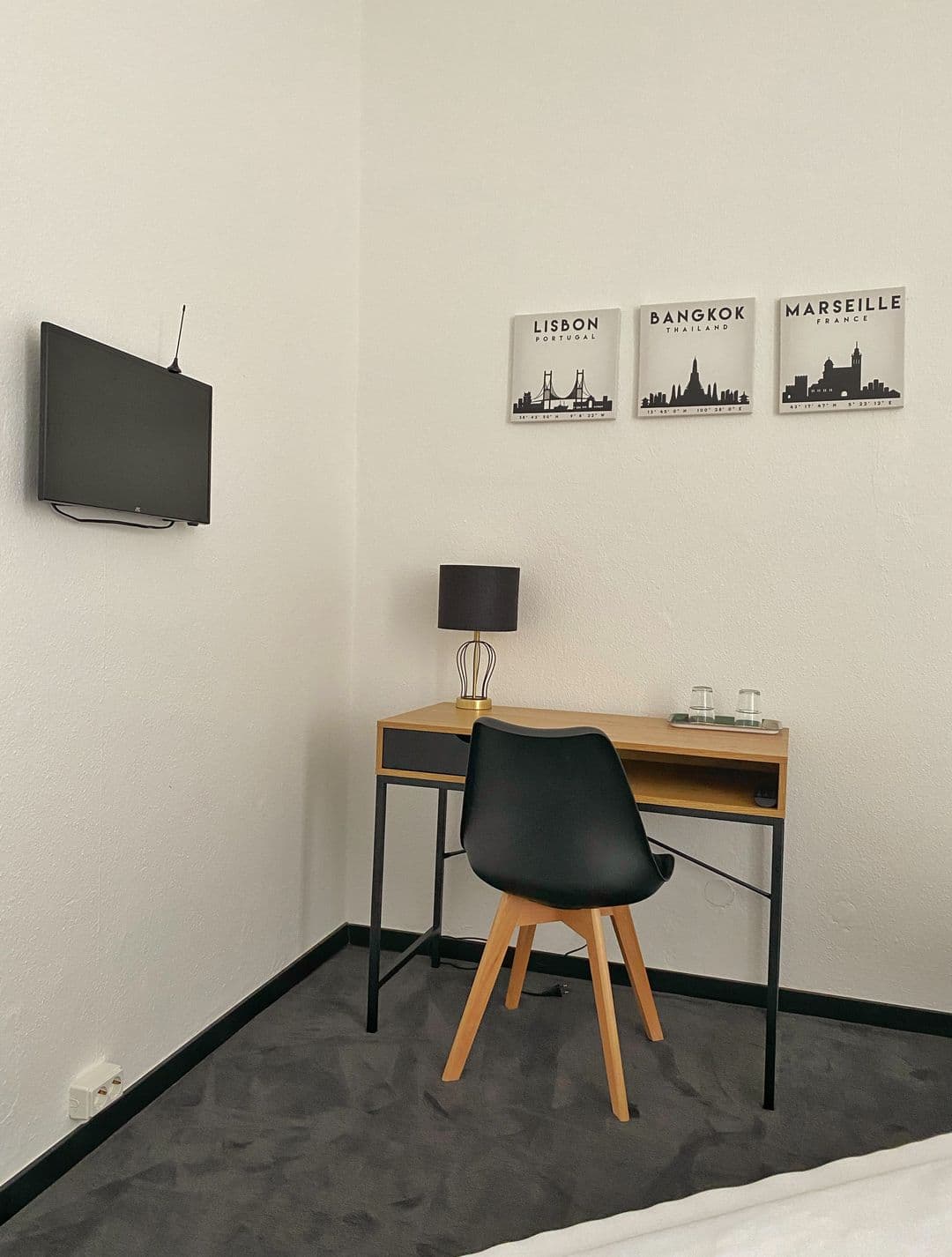 Schreibtisch mit Stuhl und Smart-TV im Doppelzimmer Standard