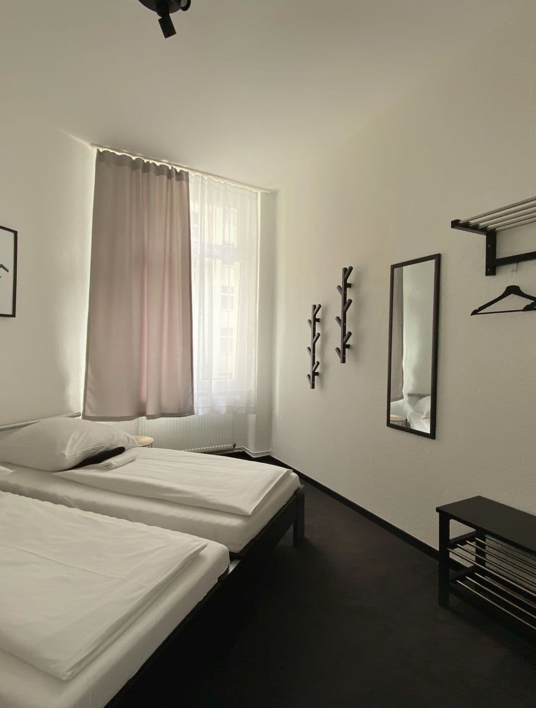Doppelzimmer Standard mit Garderobe und Ablagebank