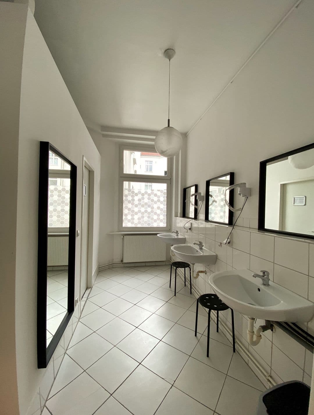 Gemeinschaftlicher Waschraum mit Waschbecken und Spiegeln auf der Etage