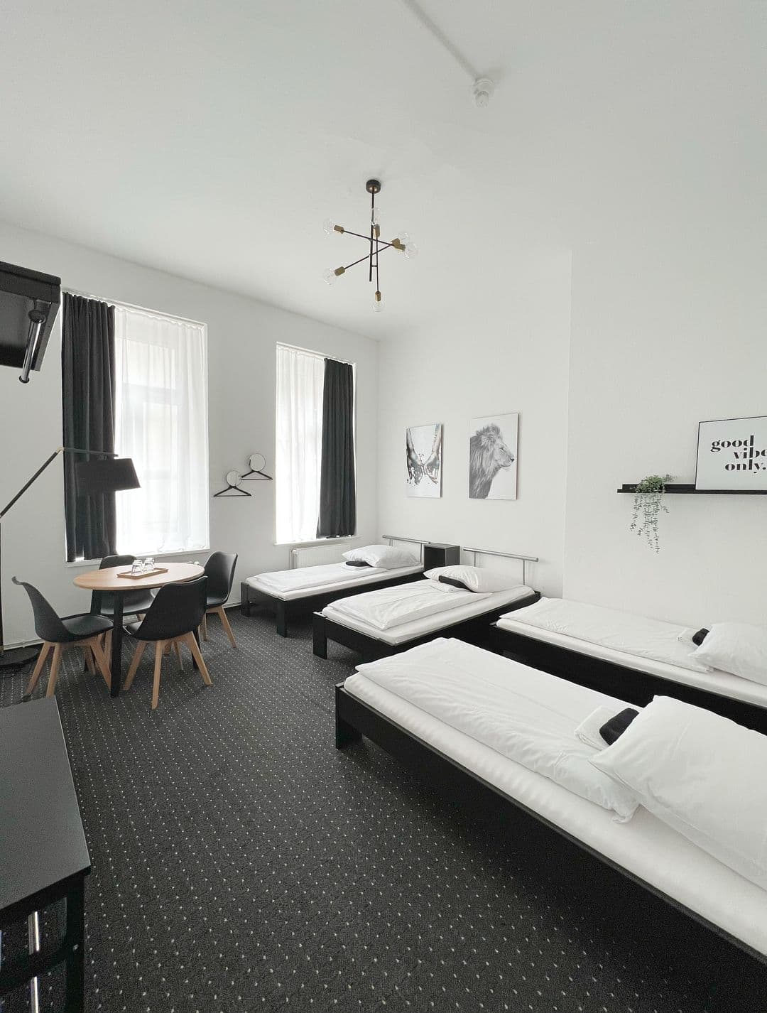 Vierbettzimmer mit vier Betten und Sitzecke