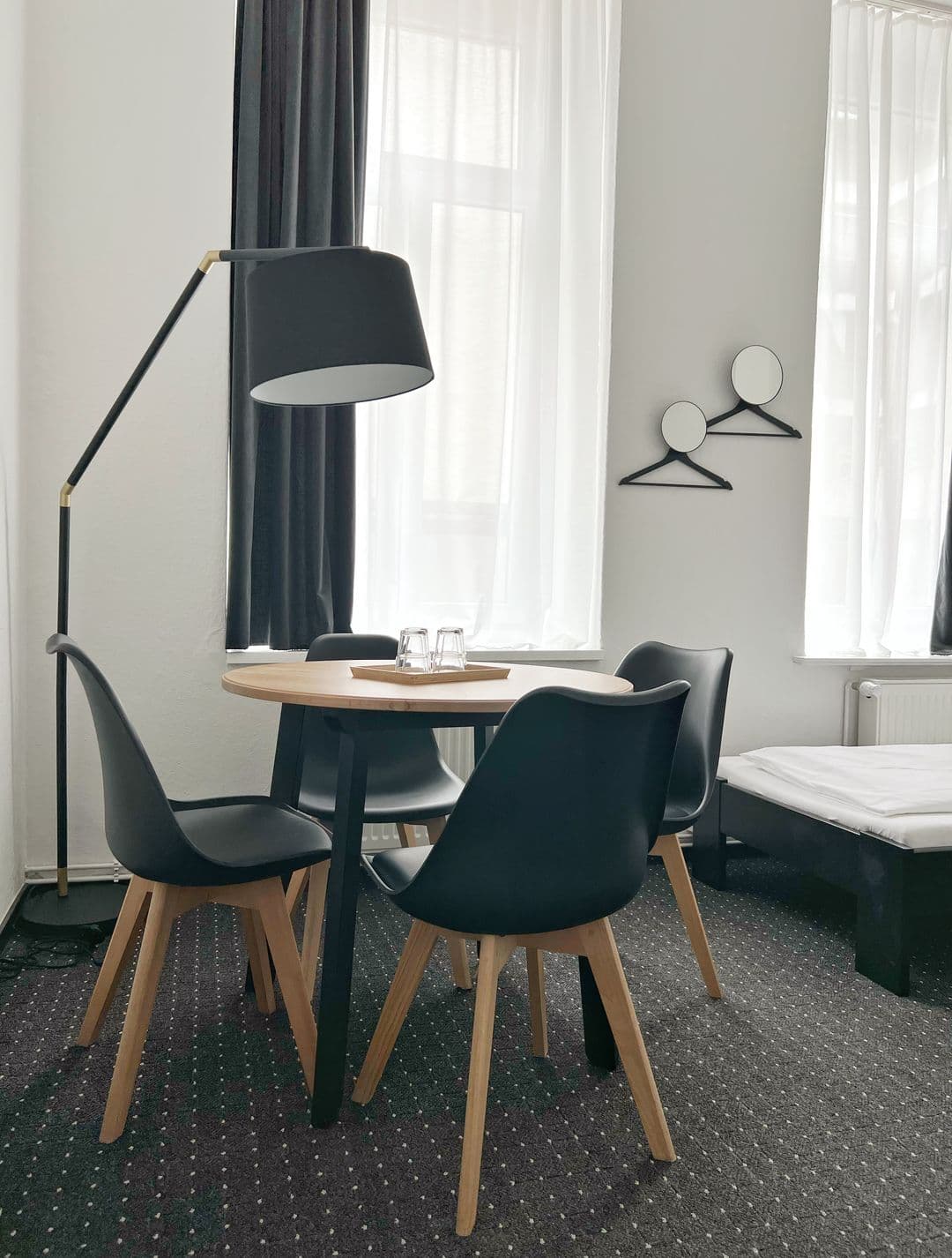 Sitzgruppe mit Tisch und Stehlampe im Vierbettzimmer