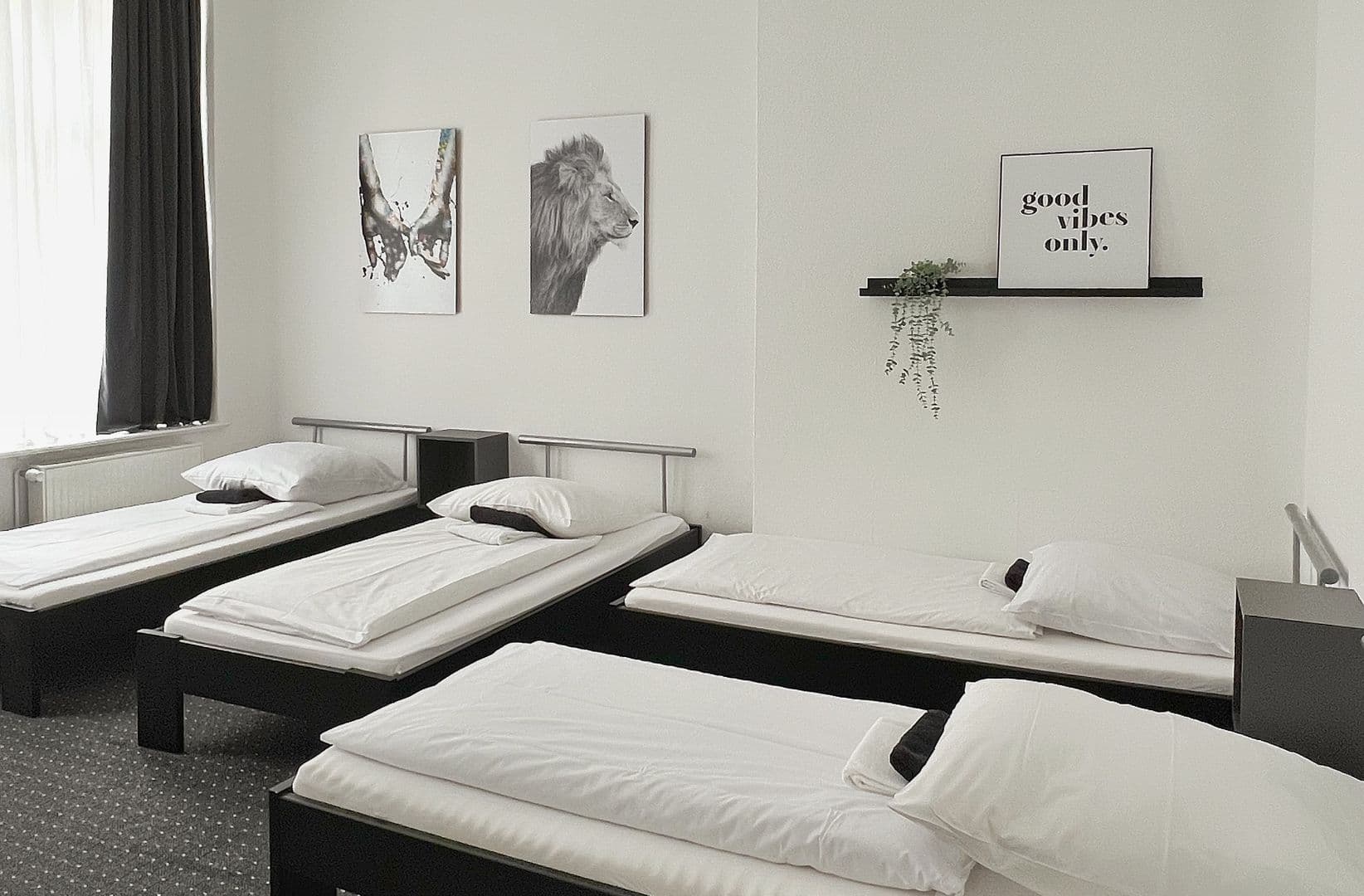 Vier Einzelbetten im Vierbettzimmer