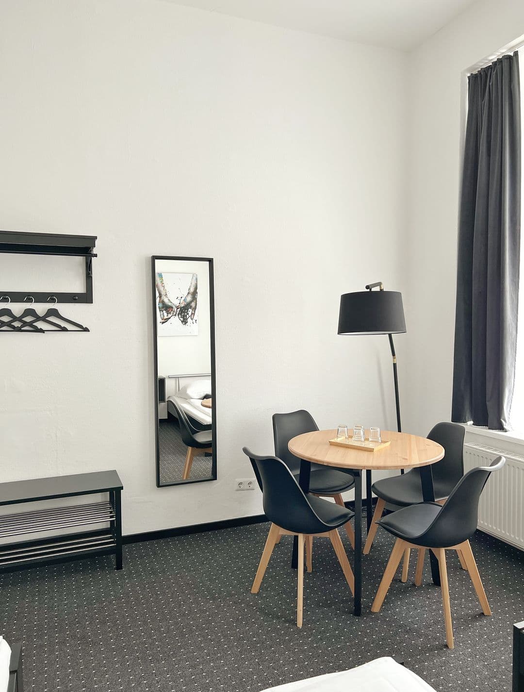 Vierbettzimmer mit Garderobe, Spiegel und Sitzgruppe