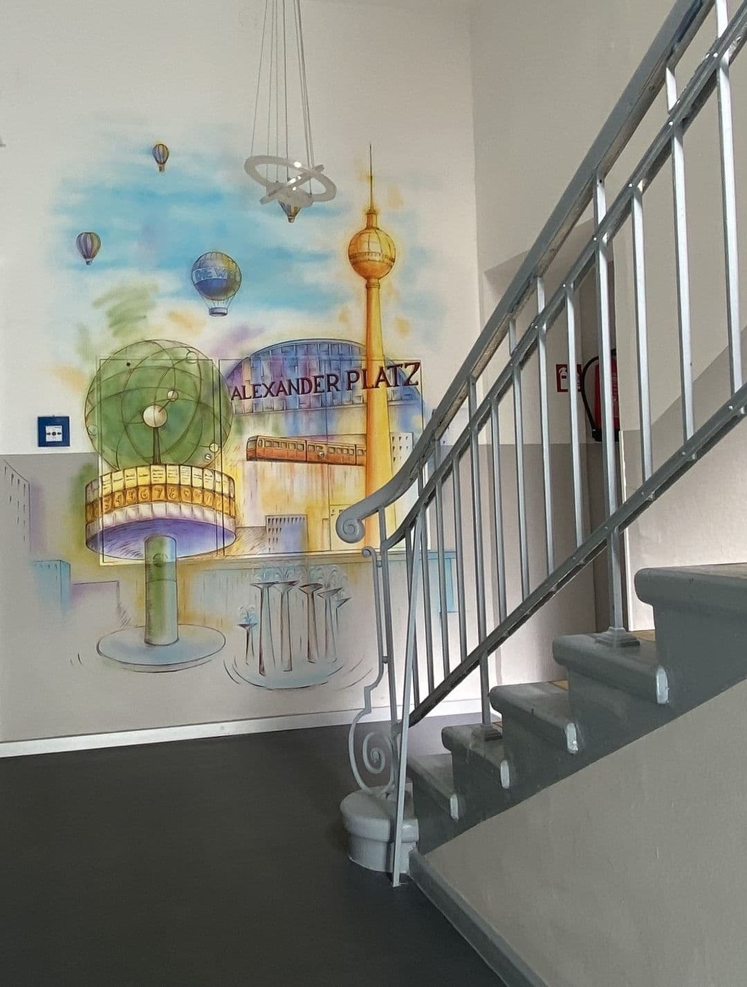 Treppenhaus am Eingang mit Berliner Wandbild