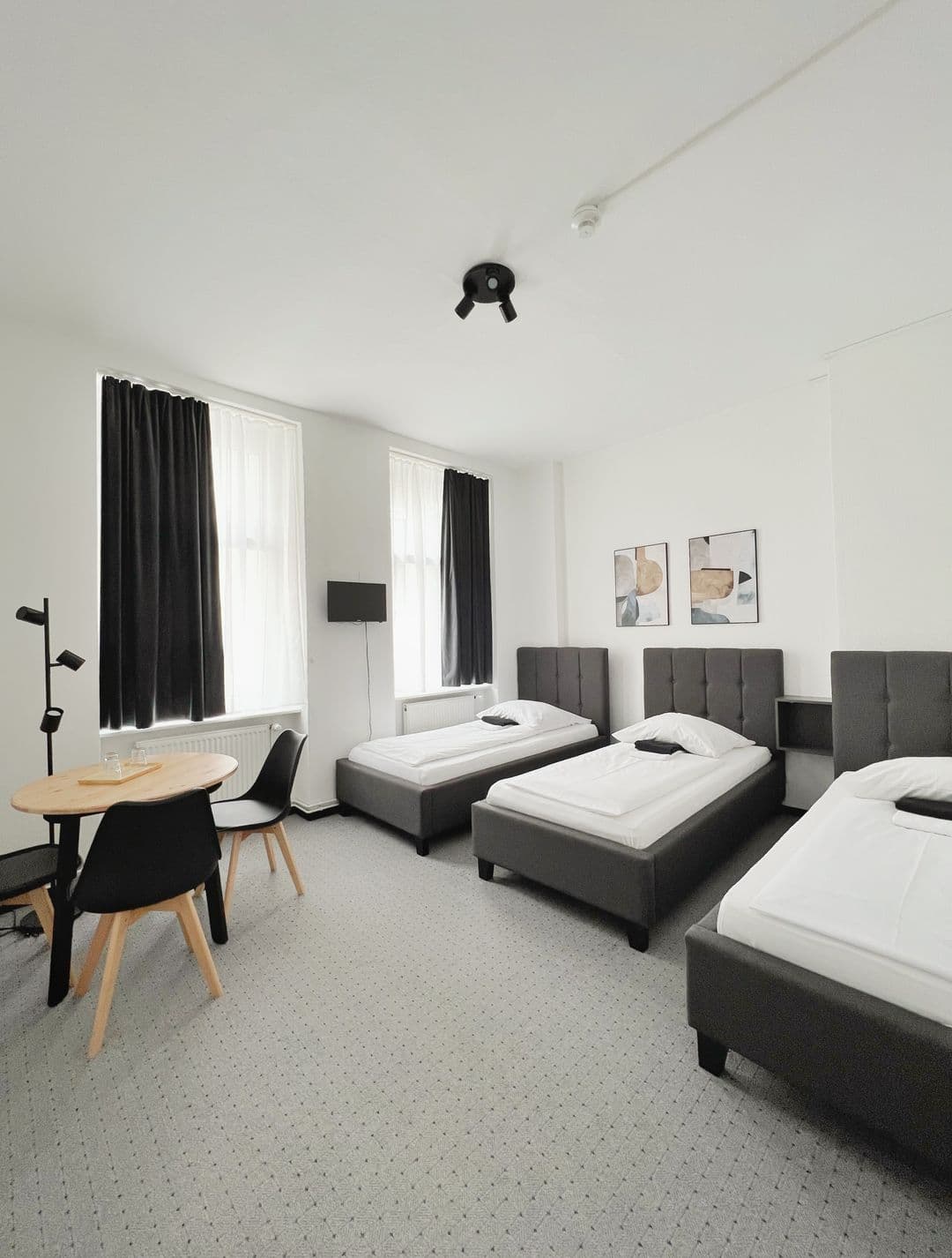 Dreibettzimmer Standard mit drei Betten und Sitzecke