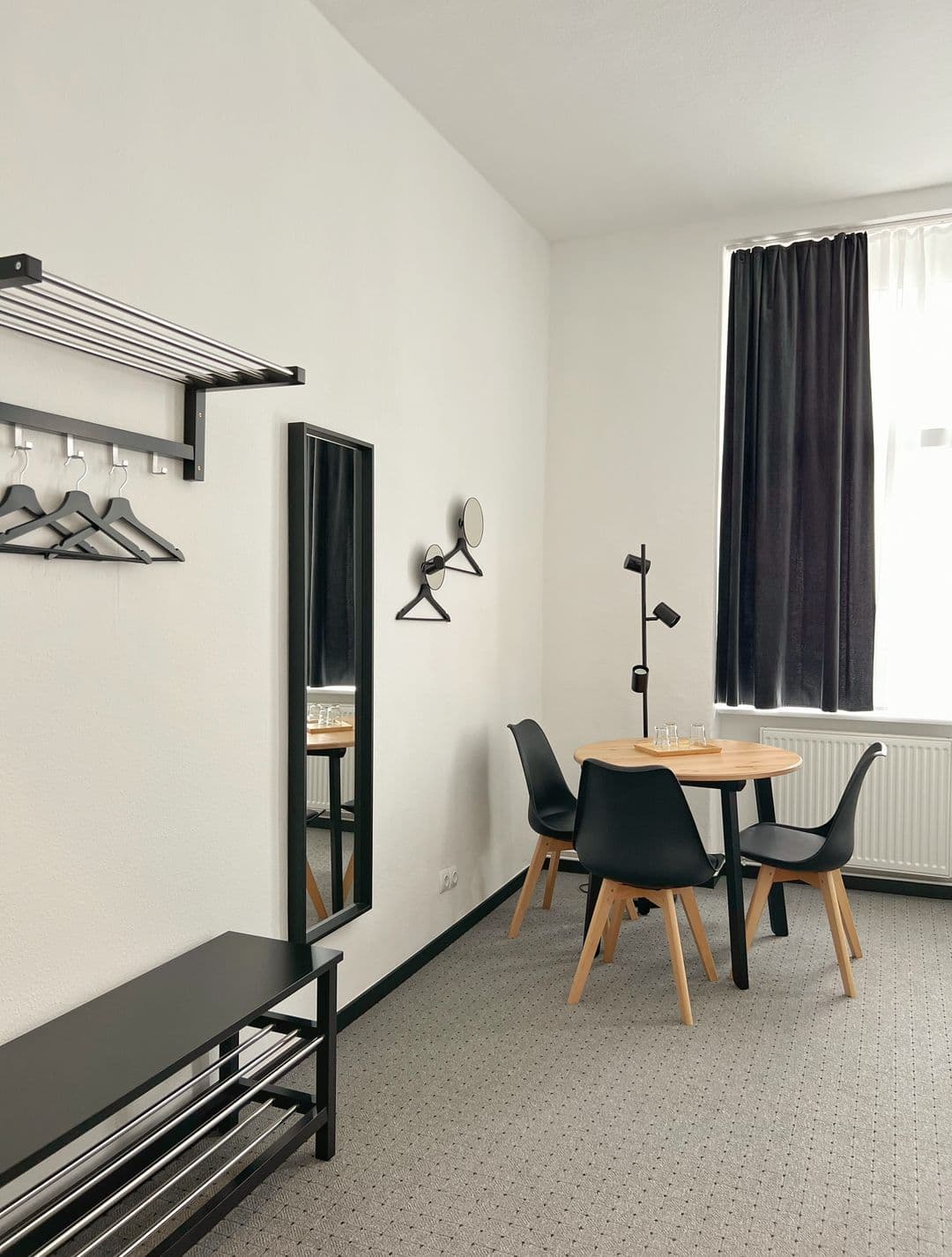 Dreibettzimmer Standard mit Garderobe, Spiegel und Sitzgruppe